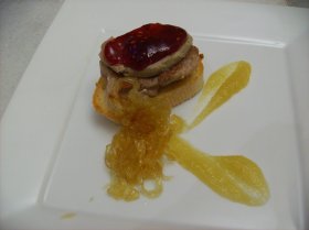 Recetas caseras : Pintxo de solomillo de cerdo, con foie, pur� de manzana,cebolla caramelizada y confitura de frambuesa  