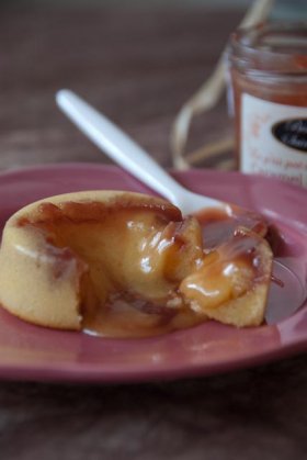 Recetas caseras : Bizcocho de chocolate blanco al corazon fondido de caramelo de mantequilla salada 