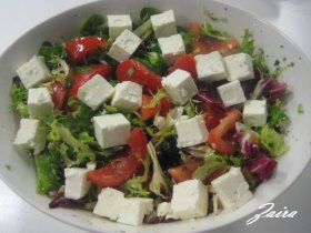 Recetas caseras : Ensalada de queso feta con tomates de rama y mezclum 