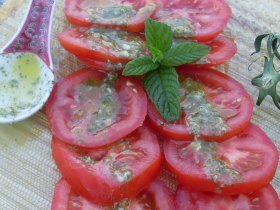 Recetas caseras : Tomates fileteados con aceite aromatizado 