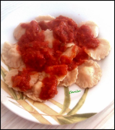 Raviolis caseros con salsa de tomate