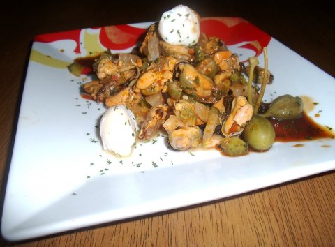 Recetas caseras : Tartar de mejillones en escabeche y huevo de codorniz escalfado 