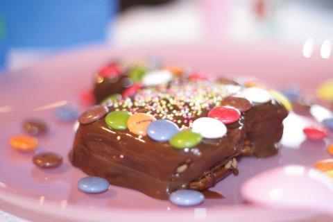 Recetas caseras : Tarta de chocolate, galletas y lacasitos 