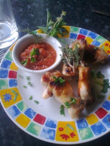 Recetas caseras : Alitas de pollo a la parrilla con salsa de hierbas frescas 
