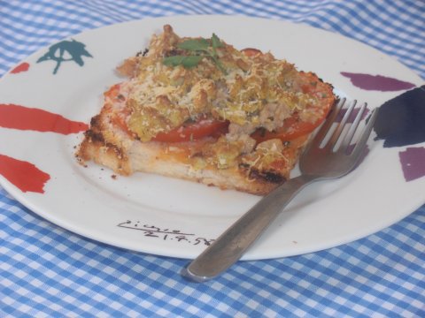 Recetas caseras : Tostas de huevo al curry con atun y queso 