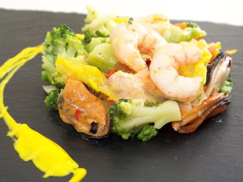 Recetas caseras : Salteado de verduras con gambas y mejillones en salsa curry 