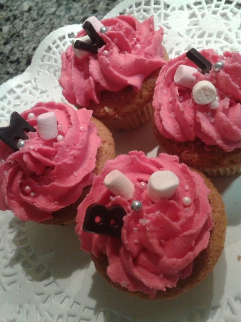 Recetas caseras : Cupcakes rellenas de mermelada de ar�ndanos con buttercream al aroma de frambuesa 