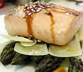 Recetas caseras : Salm�n con Esp�rragos Verdes, parmesano y salsa Unagi 