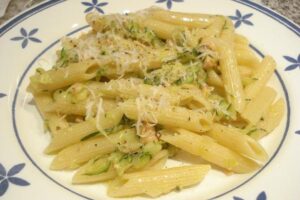 Macarrones calabacines y salmón