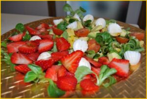 Ensalada de queso y fresas con vinagreta de miel