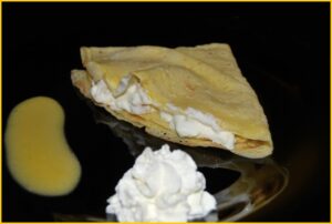 Filloas rellenas de queso y melocotón