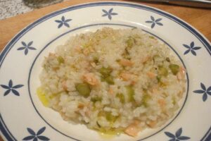 Risotto con espárragos y salmón