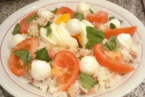 Ensalada de arroz con atún, salchichas y mozzarella