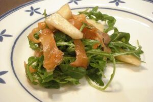 Ensalada de rúcula, salmón y peras