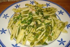 Pasta Cortezas con calabacines, espárragos y langostinos