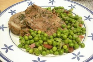 Cordero al horno con guisantes