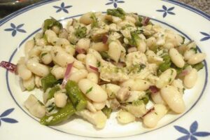 Ensalada de alubias, pez espada y espárragos