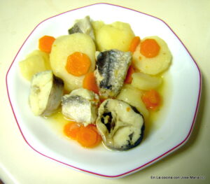 Colas de merluza en salsa con patatas y zanahoria