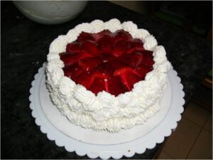 Tarta de freson con nata
