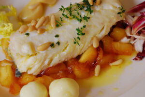 Bacalao confitado con manzana y piñones.