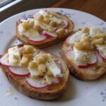 Rabanitos en tosta con vinagreta de miel y nueces de macadamia