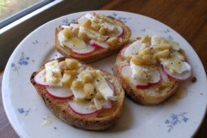 Rabanitos en tosta con vinagreta de miel y nueces de macadamia