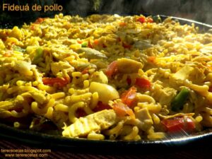 Fideuá de pollo con alcachofas y verduras