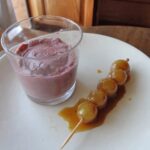 Mousse de zurracapote con chupa chups de uvas