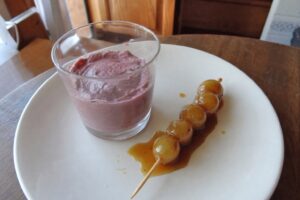 Mousse de zurracapote con chupa chups de uvas